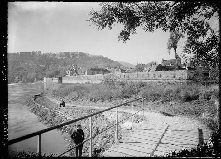 Remparts, le Doubs et passerelle