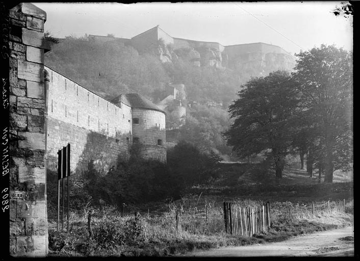 Remparts et citadelle, brume