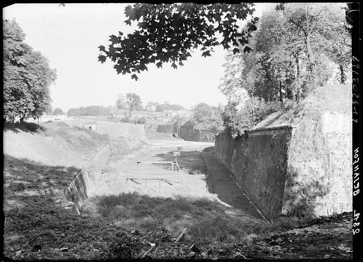 Fossés des remparts et la ville