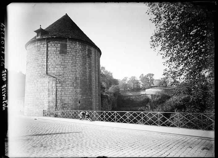 Tour ronde et pont