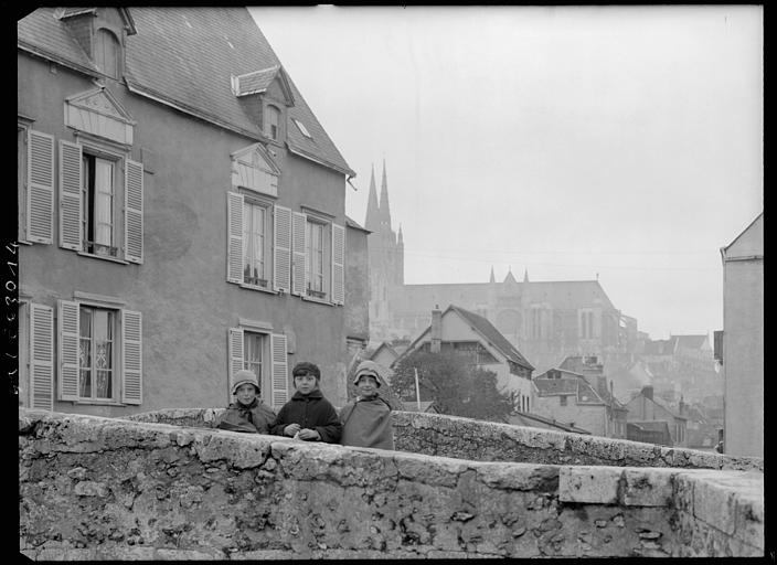 Trois enfants sur le pont