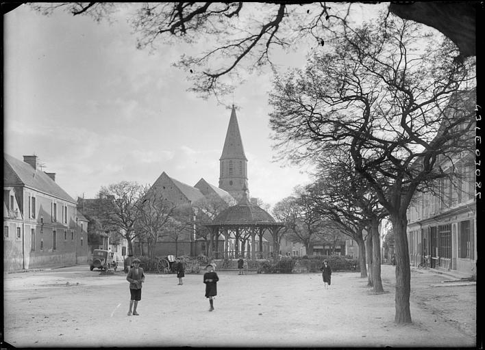 Clocher, la place, le kiosque et des enfants