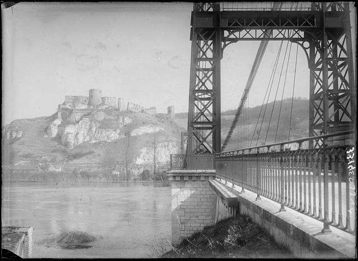 Pylônes du pont et la Seine