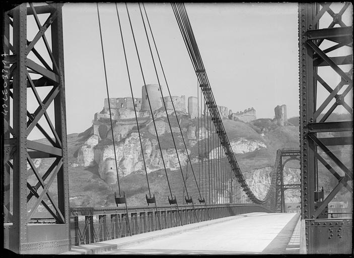 A travers les câbles du pont