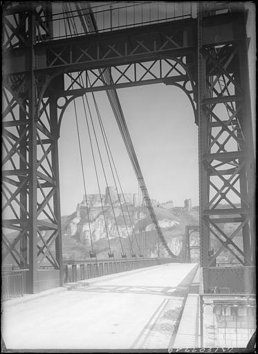 A travers les cables et encadrement du pont