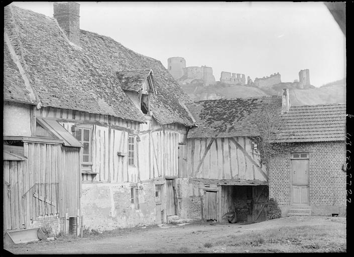 Cour de ferme, et au-dessus les ruines