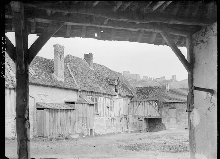 Cour de ferme, les ruines et encadrement grange