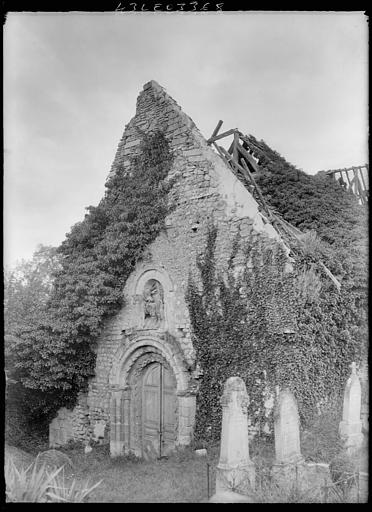 Tombes et portail, ruine