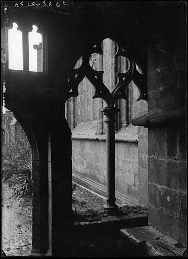 Angle du cloître, croisée et demi-porte