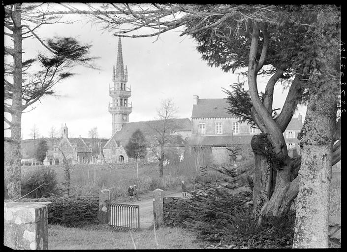 Vue générale et gros arbre à droite