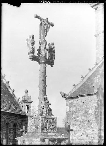 Calvaire au milieu entre deux bâtiments