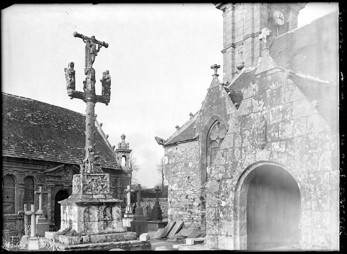 Calvaire sur la gauche, ossuaire et église à droite