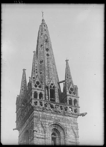 Le haut de la tour avec clocher