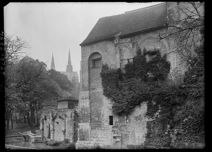 Le mur et les deux flèches de la cathédrale