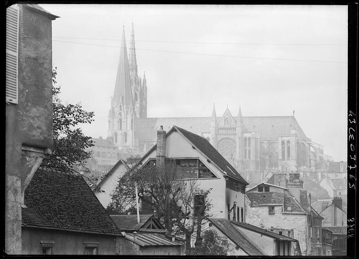 Cathédrale au-dessus des pignons comme un navire à l'ancre