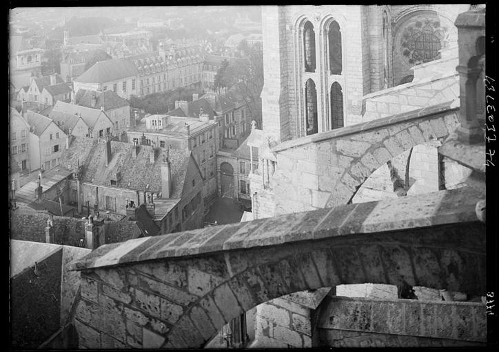 Vue générale deux arcs-boutants, partie de la cathédrale