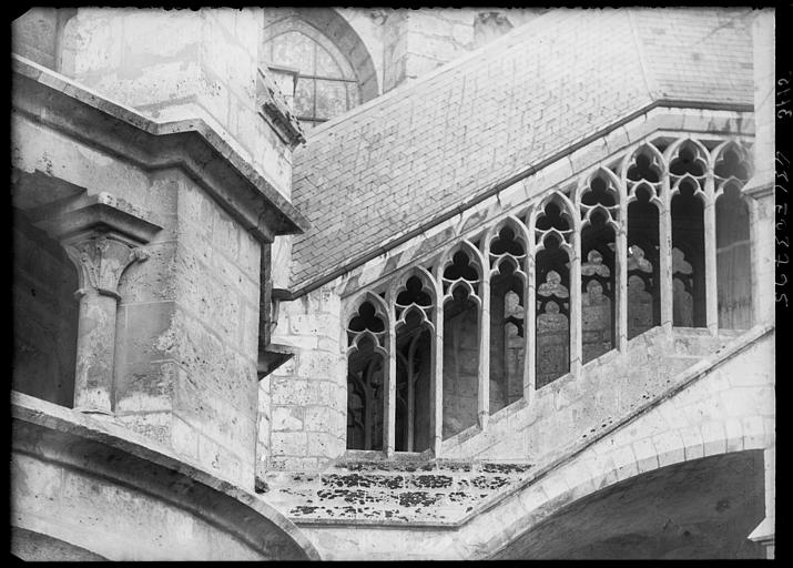 Escalier et chapelle