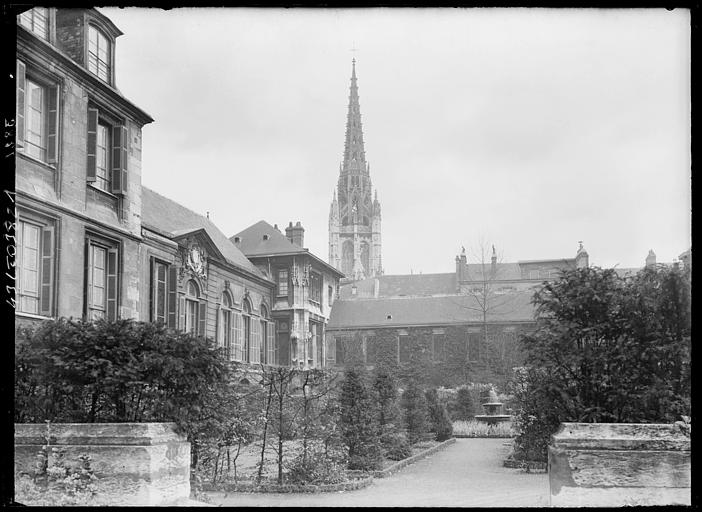 Archevêché et Saint-Maclou en arrière plan