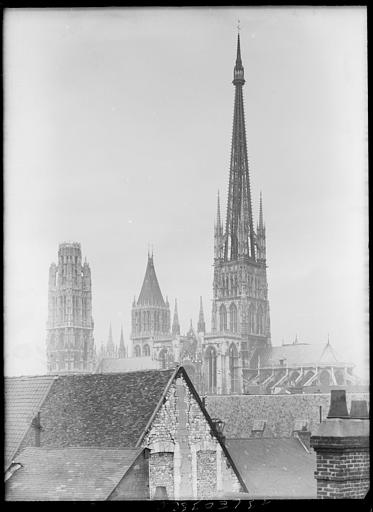 Flèche de la cathédrale et tours, au premier plan, vieux toits