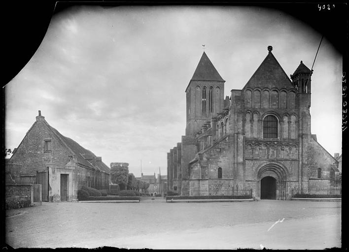 Maison à pignon à gauche et église à droite