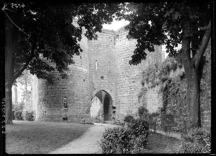 Porte des fortifications, deux tours rondes