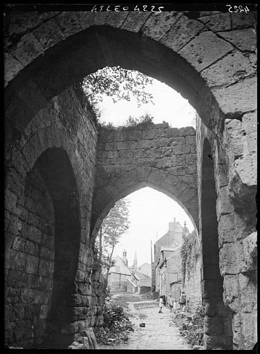 Porte des fortifications, arcades vides