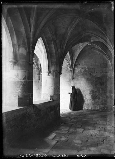 Angle du grand cloître et une religieuse