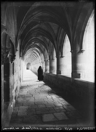 Galerie du grand cloître, une religieuse de dos