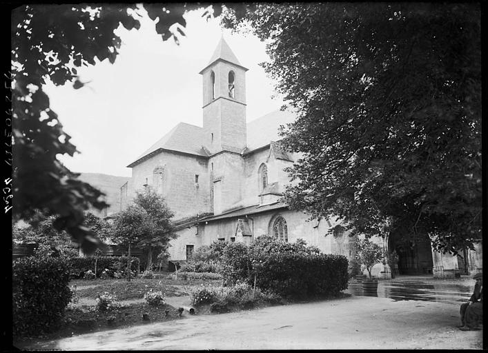 Chapelle entre les arbres