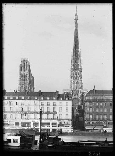 Une péniche, les maisons du quai et la cathédrale