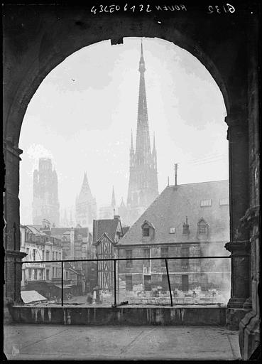 Les rues : tour et cathédrale