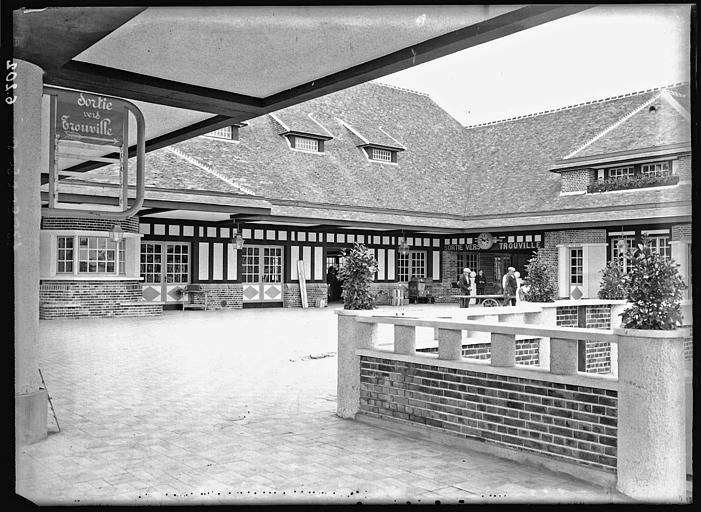 Intérieur de la gare de jour