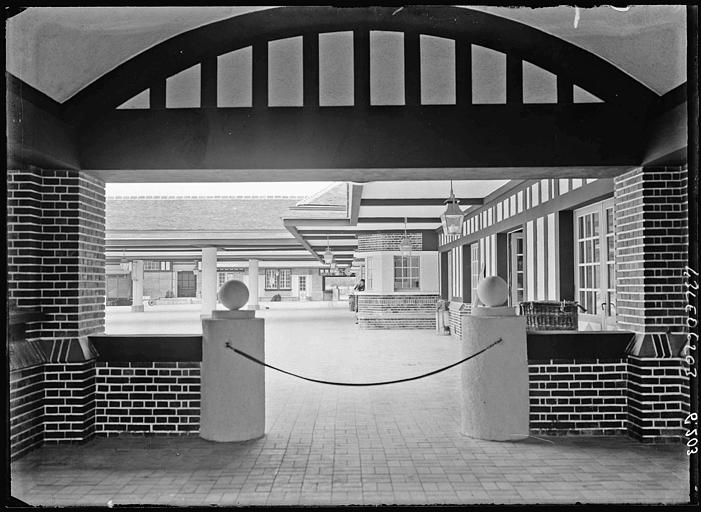 Intérieur de la gare de jour