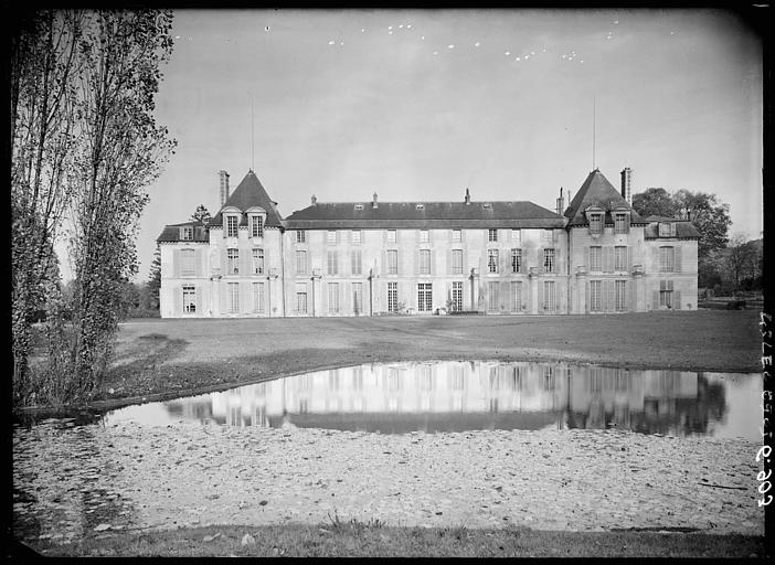 La Malmaison : façade, étang