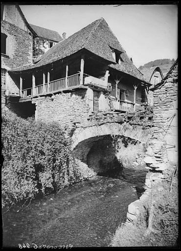 Vieux pont sur la Coussanne