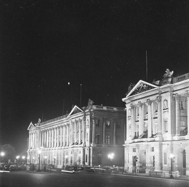 [L'Hôtel Crillon et l'Hôtel de la Marine, sur la place de la Concorde, de nuit]