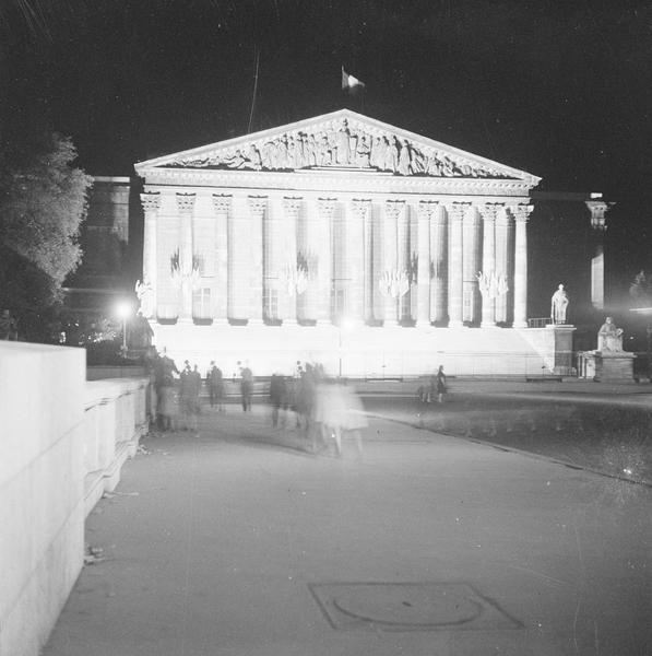 [La rue de l'Université animée, de nuit]