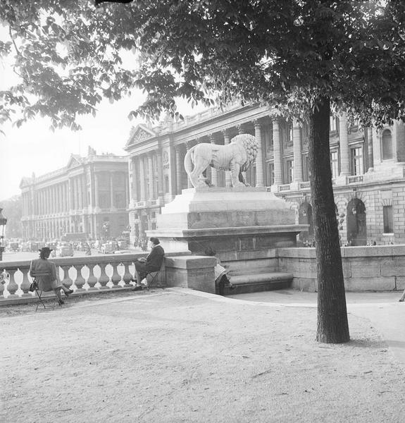 [Ensemble depuis les Tuileries ; statue de lion de Giuseppe Franchi]