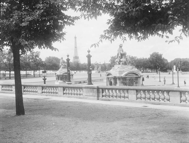 [Vue d'ensemble depuis le jardin des Tuileries]