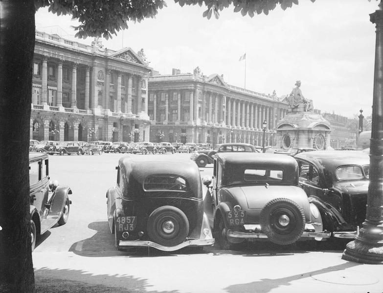 [Voitures garées place de la Concorde]