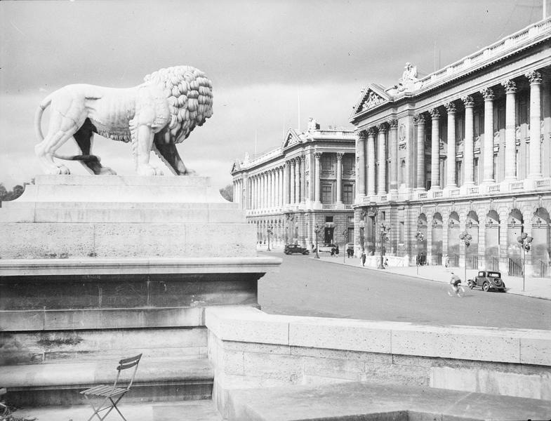 [La place de la Concorde derrière la statue de Lion de Giuseppe Franchi]