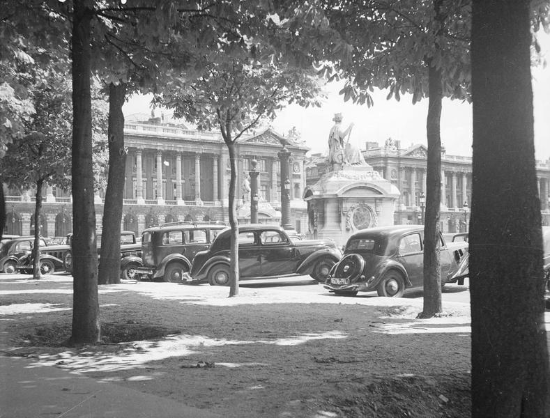 [Voitures garées place de la Concorde]