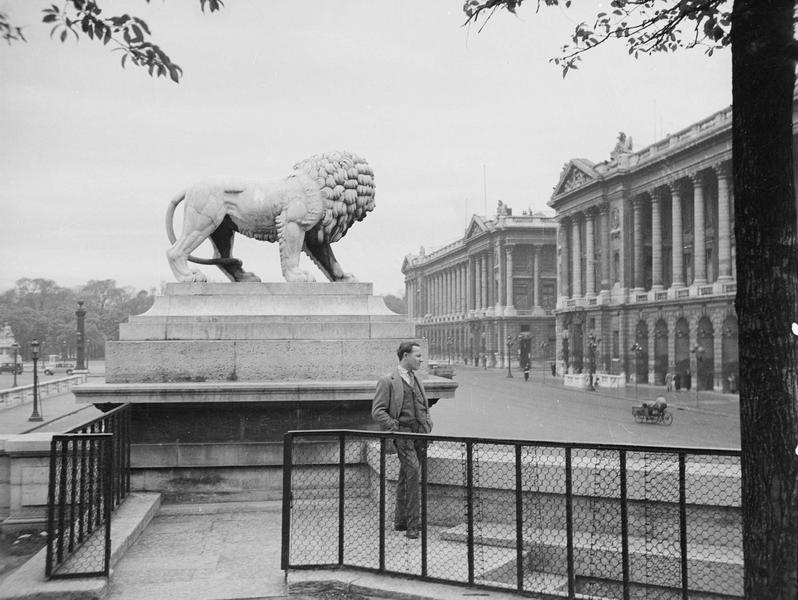 [Passant au pied de la statue de Lion de Giuseppe Franchi, au bout du jardin des Tuileries]