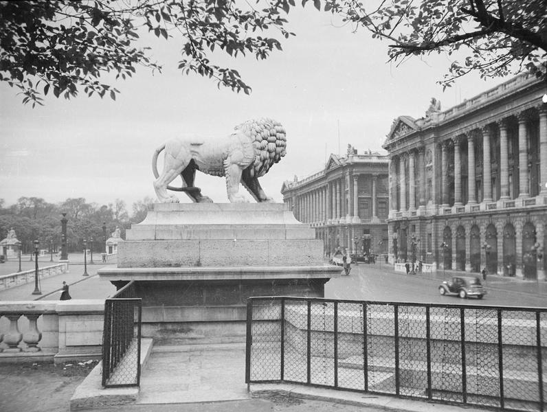 [La place de la Concorde derrière la statue de Lion de Giuseppe Franchi]