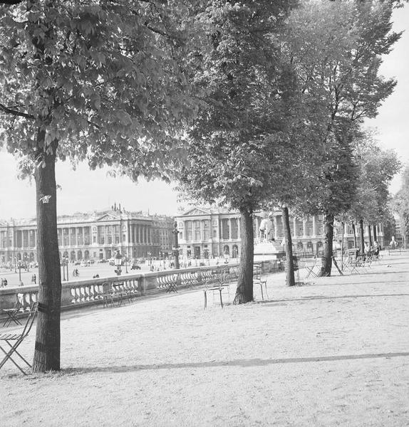 [Vue d'ensemble prise du Jardin des Tuileries]