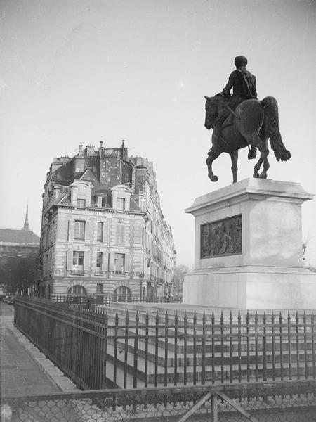 [Statue équestre de Henri IV par François-Frédéric Lemot]