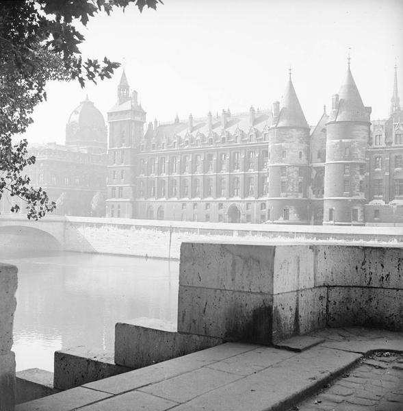 [La Conciergerie, vue de la rive droite]