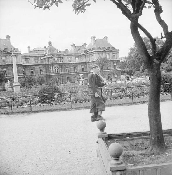 [Promeneurs au parc du Luxembourg, au loin le palais du Luxembourg, aujourd'hui Sénat]