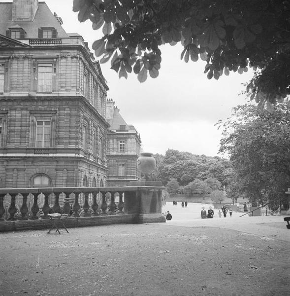 [Promeneurs au parc du Luxembourg]