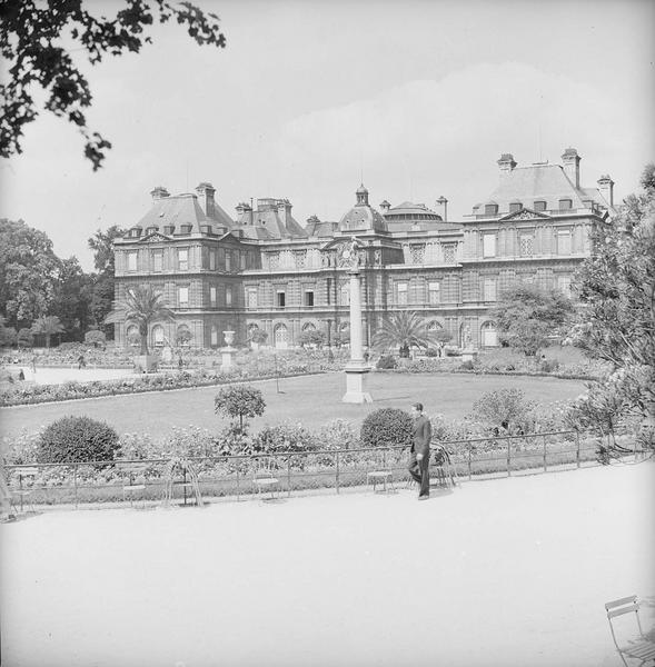 [Façade sur les jardins ; promeneur]